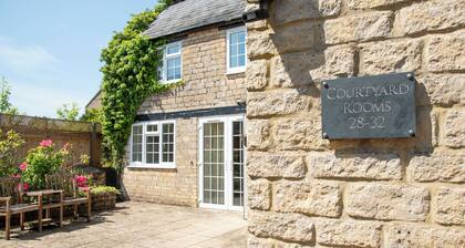 Pettifers Freehouse Hotel