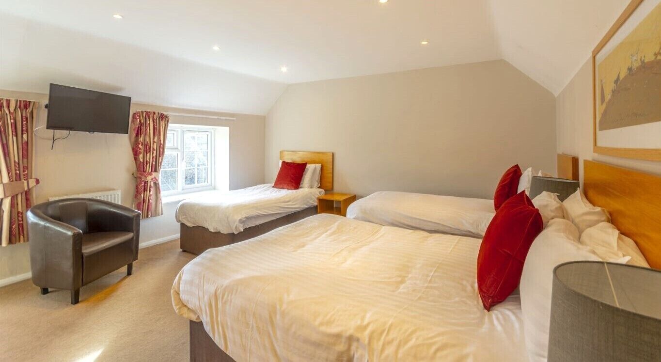 Quarto família (Courtyard) | Ferros/tábuas de passar roupa, Wi-Fi de cortesia, roupa de cama