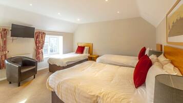 Tabla de planchar con plancha, wifi gratis, ropa de cama y despertador