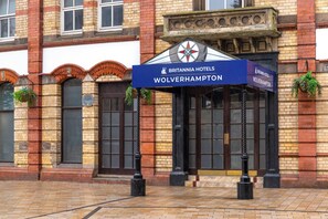 A brick building with a sign for Britannia Hotels in Wolverhampton. - Britannia Hotel Wolverhampton (Wolverhampton)
