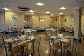 Family dining - Britannia Hotel Wolverhampton (Wolverhampton)