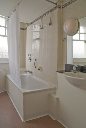 Combined shower/bathtub, free toiletries, hair dryer, towels - Britannia Hotel Wolverhampton (Wolverhampton)
