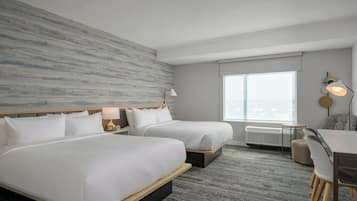 Schreibtisch, Verdunkelungsvorhänge, Bügeleisen/Bügelbrett