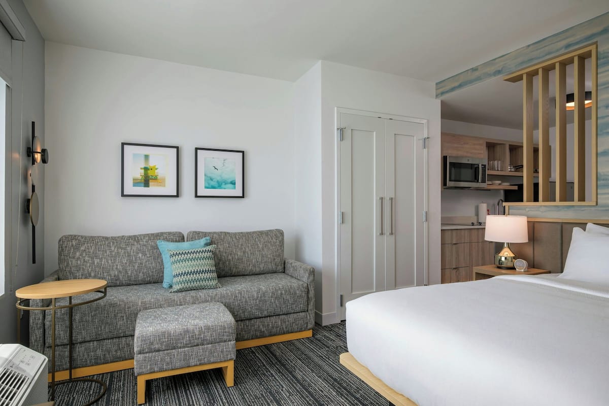 Studio, 1 King Bed with Sofa bed | Desk, blackout drapes, iron/ironing board, free WiFi