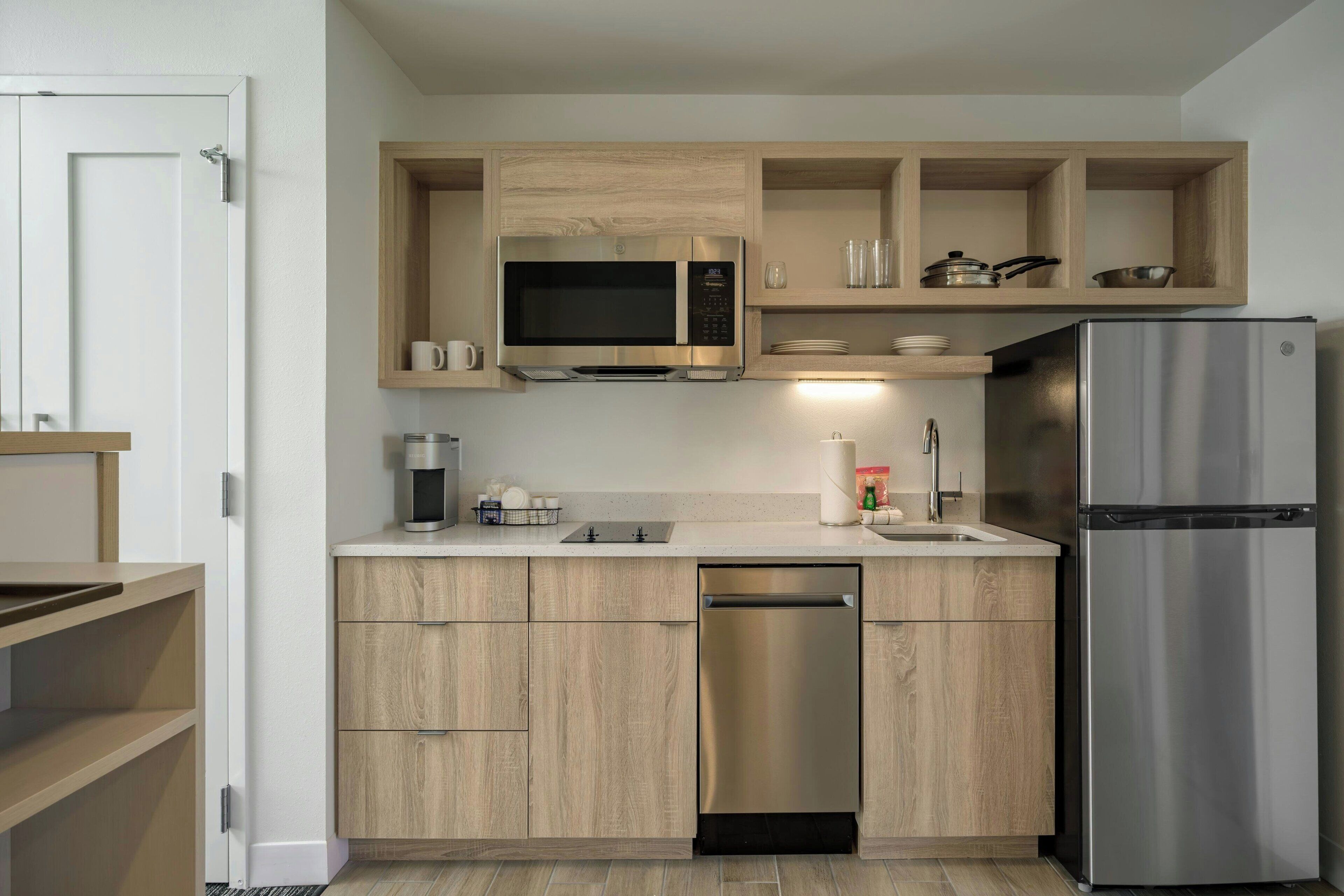 Fridge, microwave, stovetop, dishwasher