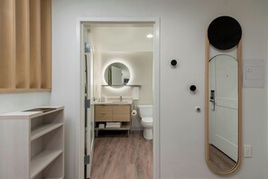 Articles de toilette gratuits, sèche-cheveux, serviettes fournies