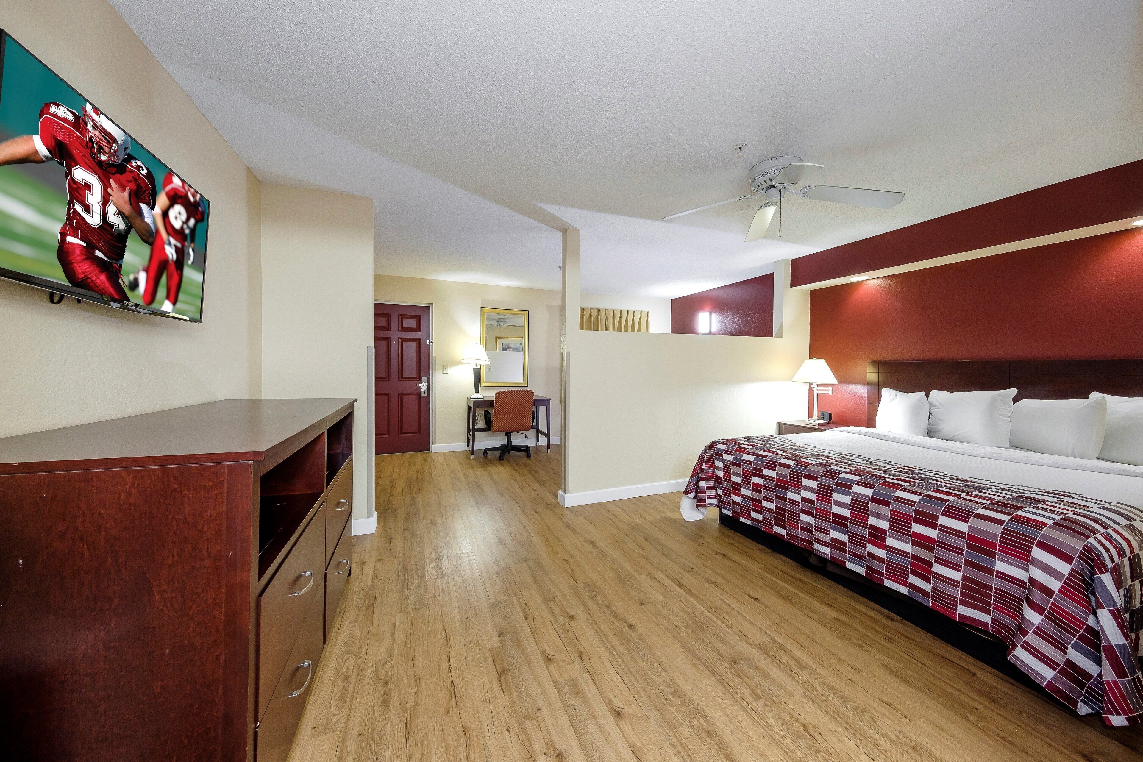 Superior Room, 1 King Bed, Non Smoking, Poolside | Desk, blackout drapes, free WiFi, bed sheets