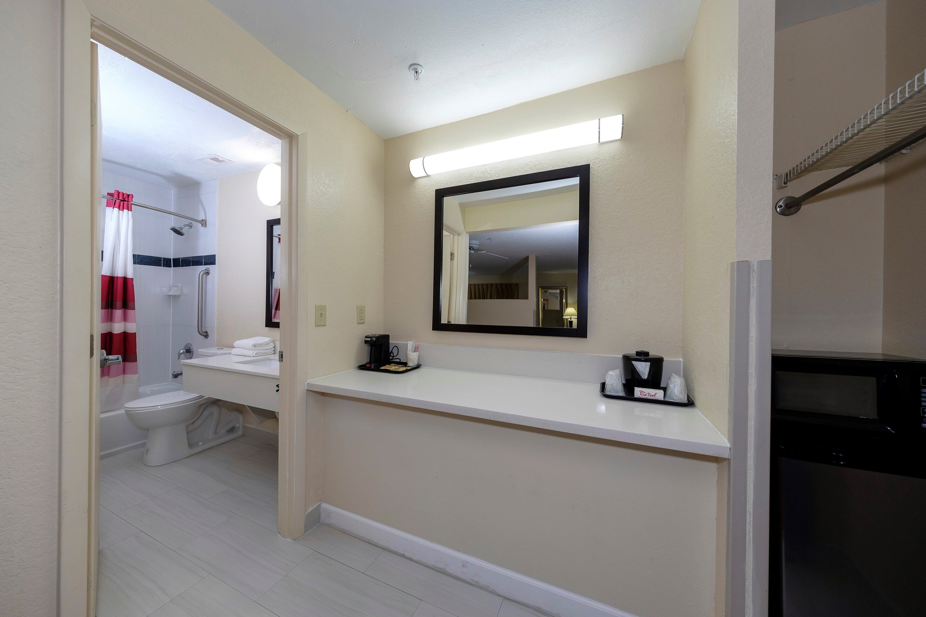 Superior Room, 1 King Bed, Non Smoking, Poolside | Bathroom