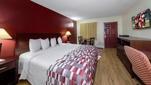 Desk, blackout curtains, free WiFi, bed sheets - Red Roof Inn Ellenton – Bradenton NE (Ellenton)