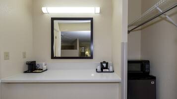 Superior Room, 1 King Bed, Non Smoking, Poolside | Bathroom | Free toiletries, towels