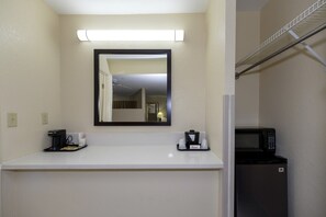 高級客房, 1 張特大雙人床, 非吸煙房, 池畔 | 浴室 | 免費梳洗用品、提供毛巾