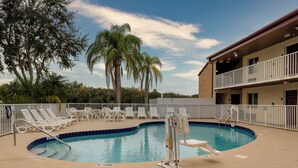 Outdoor pool, open 9:00 AM to 7:00 PM, pool umbrellas, pool loungers - Red Roof Inn Ellenton – Bradenton NE (Ellenton)