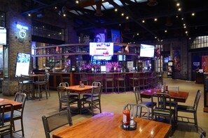 Con servicio de comidas y cenas 