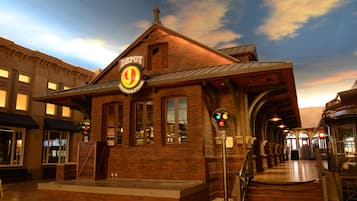 7 restaurants, lunch served