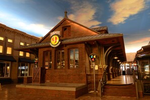 7 restaurants, lunch served - Ameristar Casino Hotel Kansas City (Kansas City)