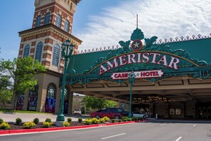 The exterior of the Ameristar Casino Hotel with a prominent entrance arch and a clock tower. - Ameristar Casino Hotel Kansas City (Kansas City)