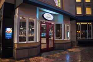 7 restaurantes; se sirven comidas y cenas
