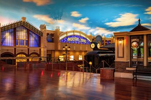 A large building with a prominent sign reading 'AMERISTAR CASINO' and a clock tower. - Ameristar Casino Hotel Kansas City (Kansas City)