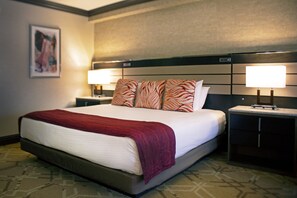 Deluxe Room, 1 King Bed | Pillow-top beds, in-room safe, desk, blackout curtains - Ameristar Casino Hotel Kansas City (Kansas City)
