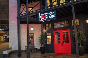 7 restaurants; lunch and dinner served
