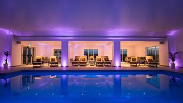 Indoor pool, sun loungers