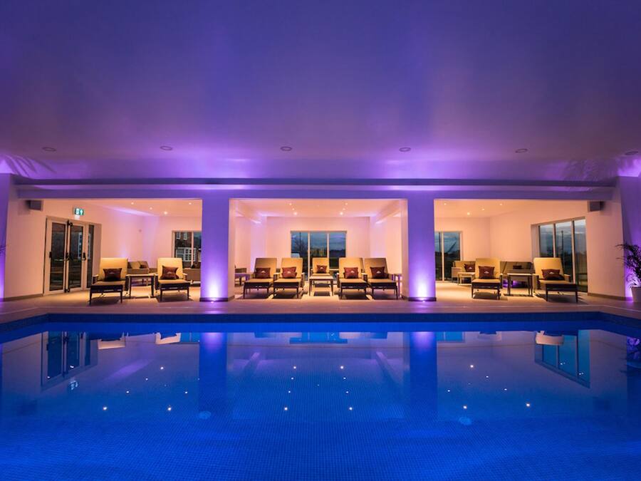 Ein Poolbereich mit Liegestühlen.