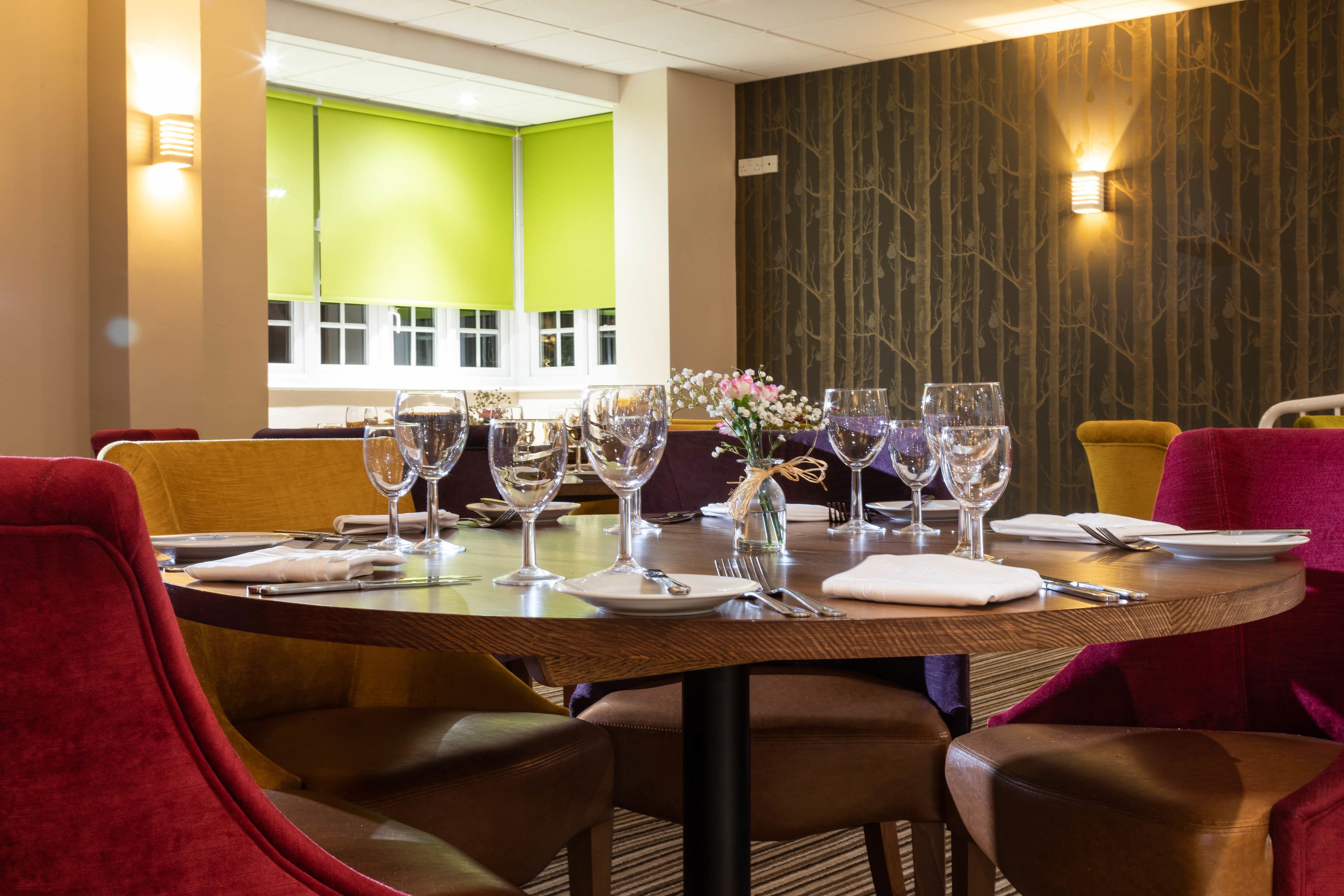 2 restaurants, breakfast, dinner served; american cuisine