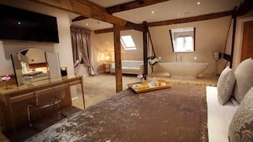 Suite, 1 Double Bed, Kitchen, Golf View (Full Kitchen) | Desk, blackout drapes, iron/ironing board, cribs/infant beds