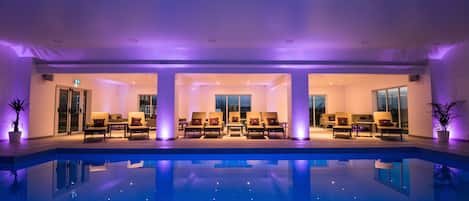 Piscina interna, espreguiçadeiras