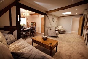Suite, 1 cama doble, cocina, vistas al campo de golf (Full Kitchen) | Zona de estar | Una televisión de pantalla plana
