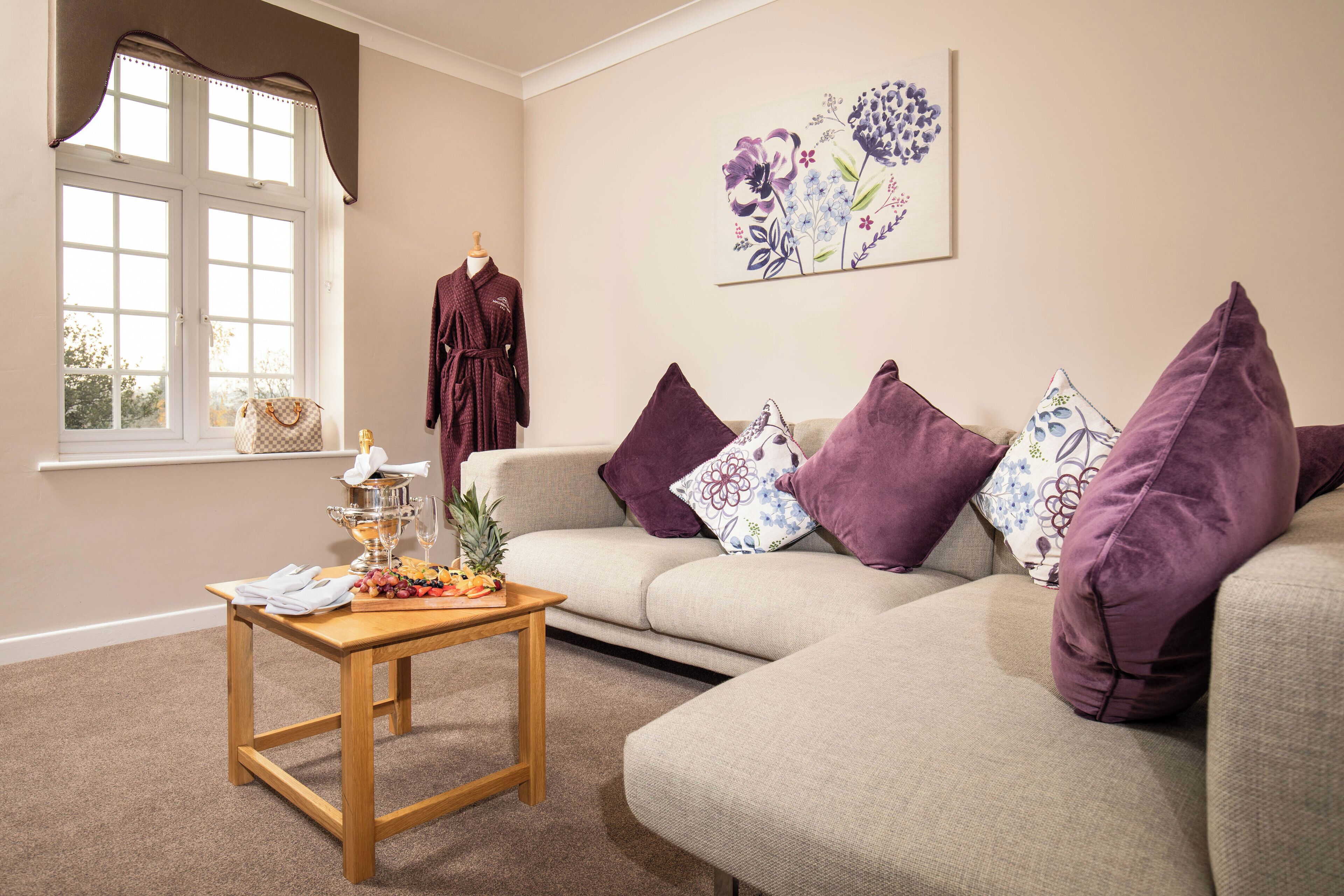 suite, 1 double bed, non smoking | living area | flat-screen tv