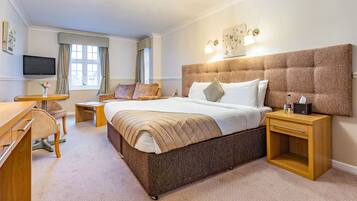 Habitación superior, 1 cama de matrimonio grande, no fumadores | Escritorio, cortinas opacas, tabla de planchar con plancha