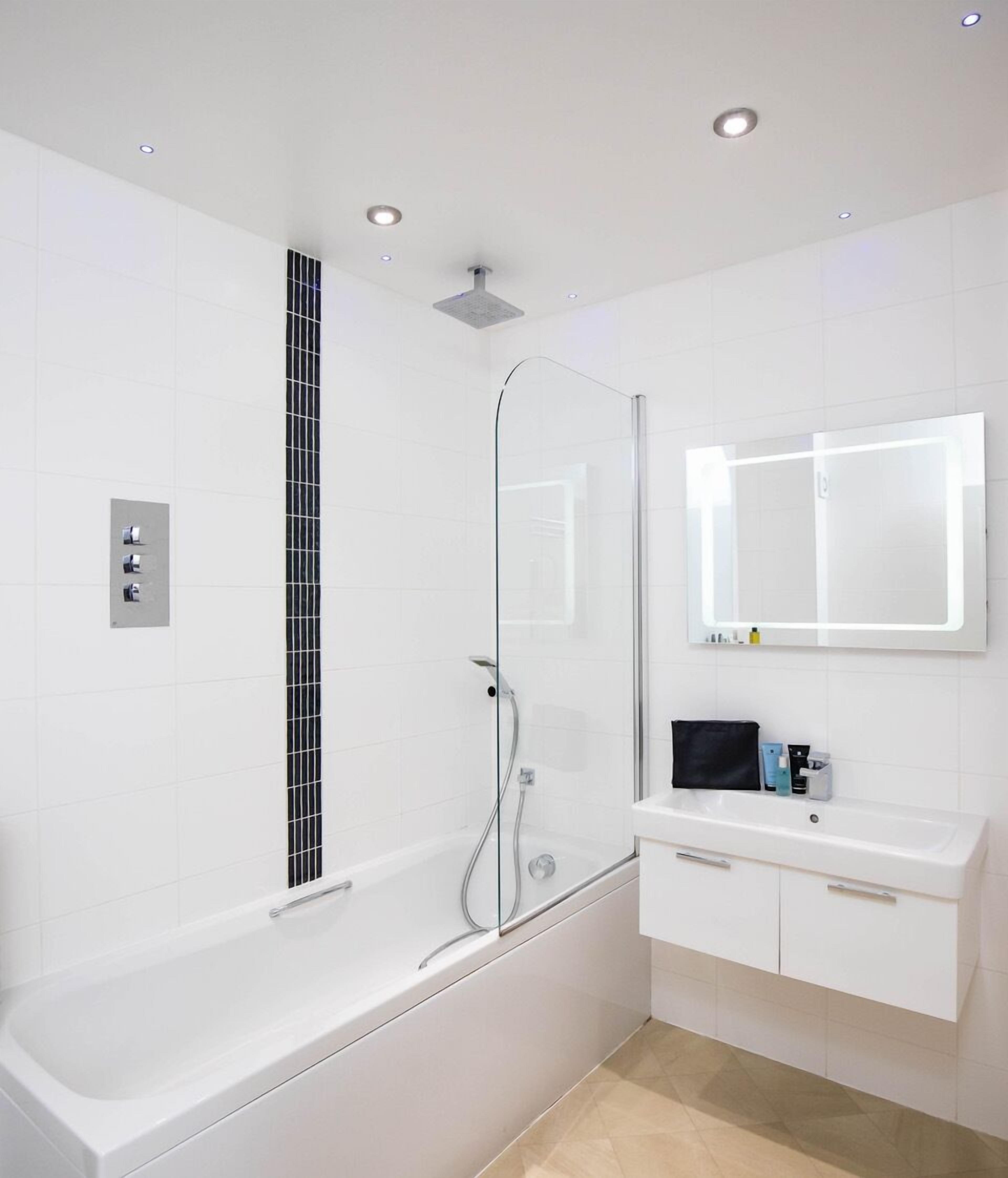 suite, 1 double bed, non smoking | bathroom | combined shower/bathtub, free toiletries, hair dryer, bathrobes