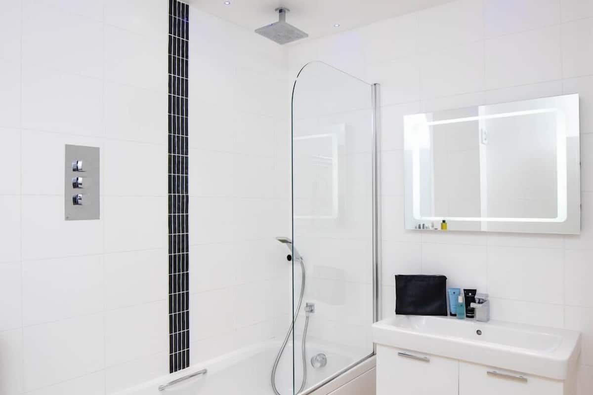 suite, 1 double bed, non smoking | bathroom | combined shower/bathtub, free toiletries, hair dryer, bathrobes