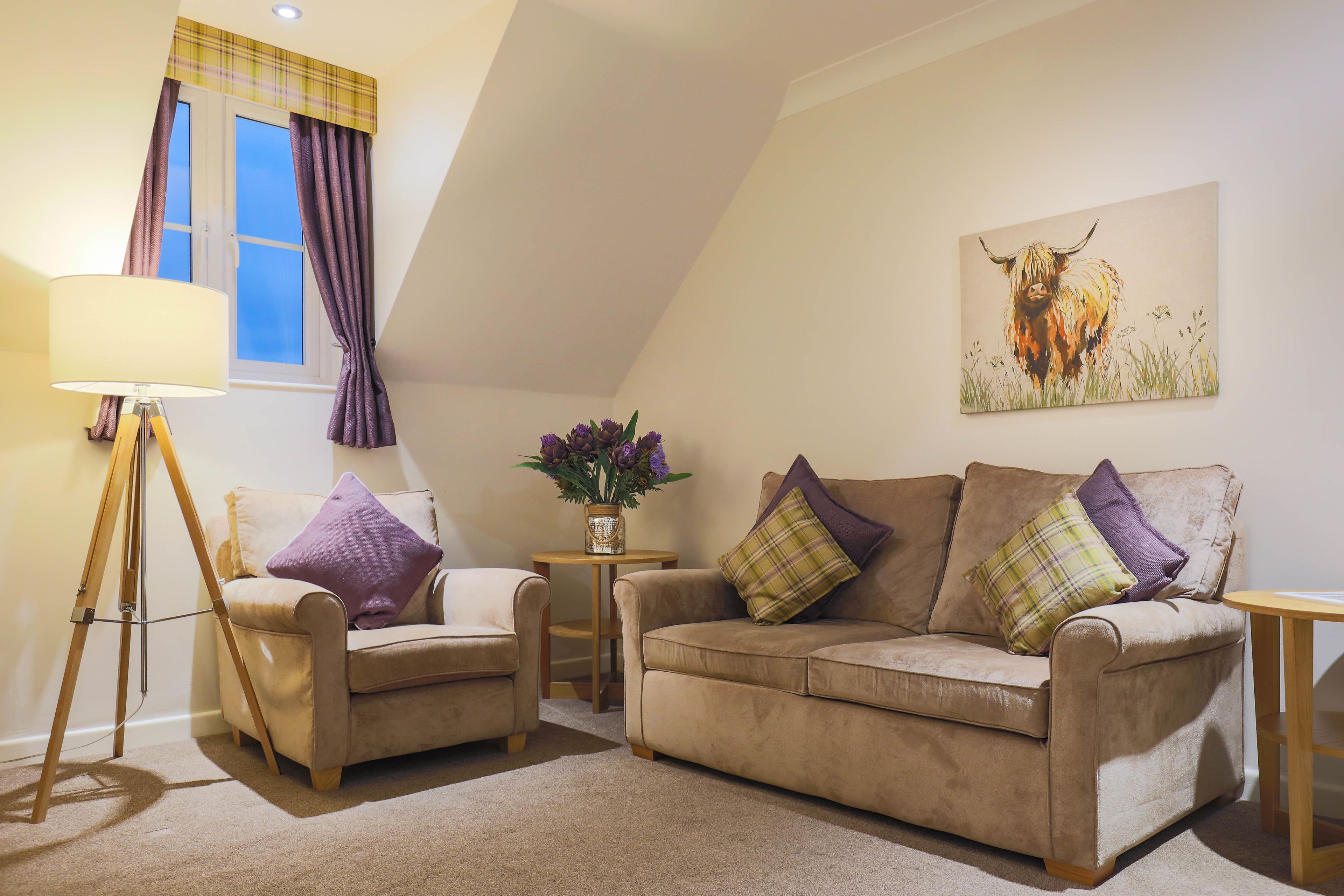 suite, 1 double bed, non smoking | living room | flat-screen tv