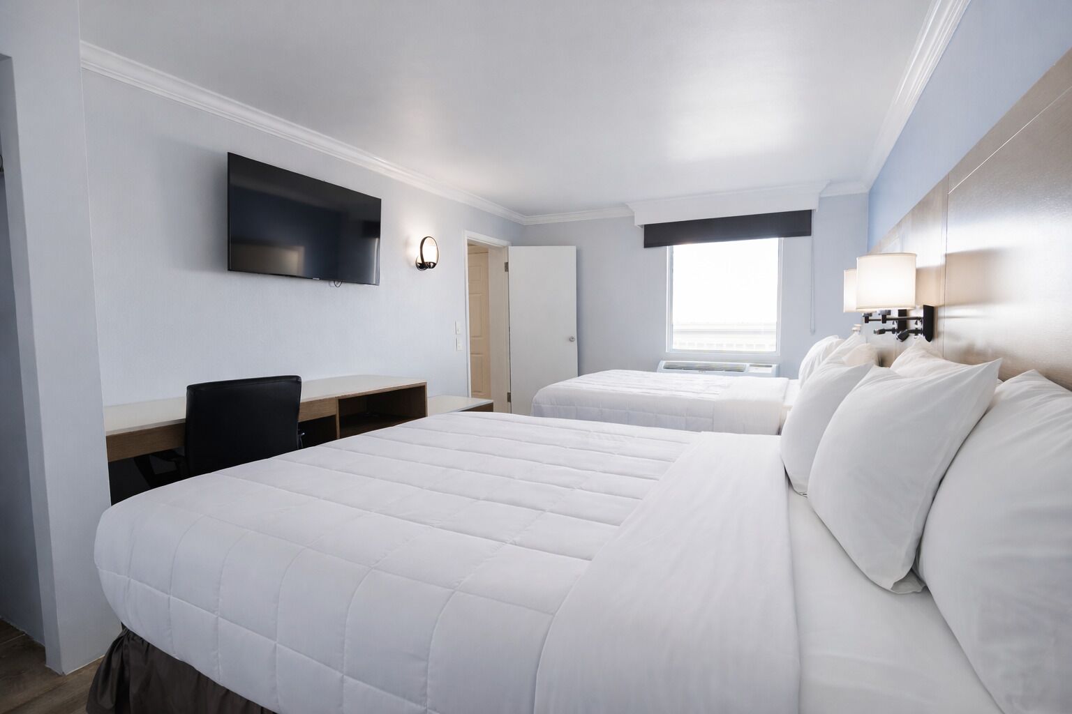 ルーム クイーンベッド 2 台 禁煙 | デスク、アイロン / アイロン台、WiFi (無料)、ベッドシーツ