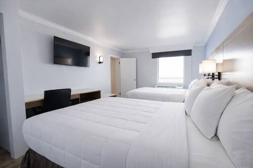 Zimmer, 2 Queen-Betten, Nichtraucher | Schreibtisch, Bügeleisen/Bügelbrett, kostenloses WLAN, Bettwäsche