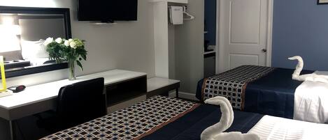 Escritorio, tabla de planchar con plancha, wifi gratis y ropa de cama