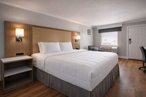 1 King Size Bed, Non Smoking | Desk, iron/ironing board, free WiFi, bed sheets