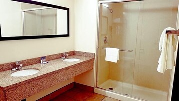 Bañera con ducha, artículos de tocador gratuitos, secador de pelo