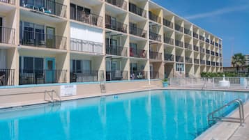2 outdoor pools, pool umbrellas