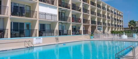 2 室外游泳池,池畔遮阳伞