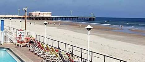 2 outdoor pools, pool umbrellas