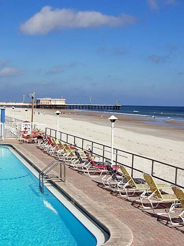 2 outdoor pools, pool umbrellas