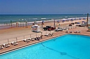 2 albercas al aire libre y sombrillas en la alberca