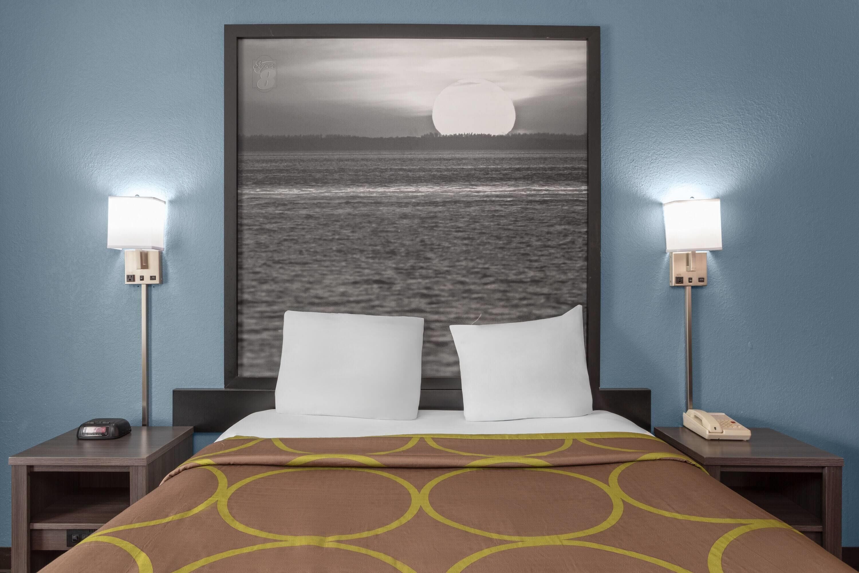 Rom, 1 queensize-seng, tilgjengelighetstilpasset, badekar (Mobility/Hearing, Grab bars) | Skrivebord, strykejern/-brett og barnesenger (inkludert)