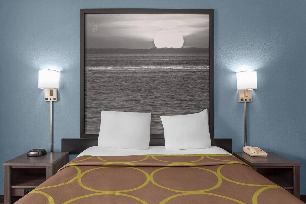 Habitación, 1 cama de matrimonio, bañera (Mobility/Hearing, Grab bars) | Escritorio, tabla de planchar con plancha, cunas gratuitas