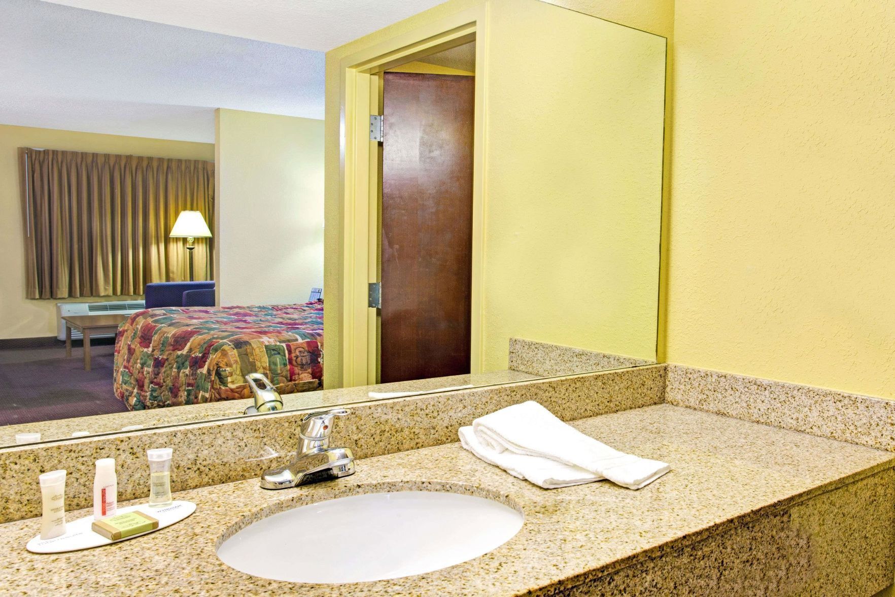 Baño | Tina con regadera, amenidades de baño gratuitas, secadora de cabello 