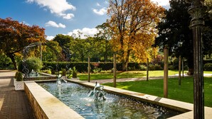 A fountain with water jets, surrounded by a brick pathway and a well-maintained lawn. - Mercure Bradford, Bankfield Hotel (Bingley)