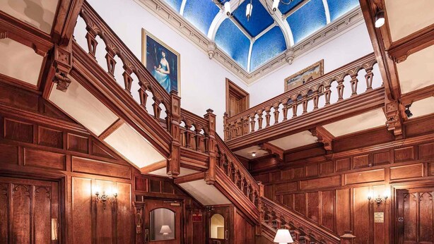 A grand staircase with intricate woodwork, a chandelier, and a patterned carpet. - Mercure Bradford, Bankfield Hotel (Bingley)